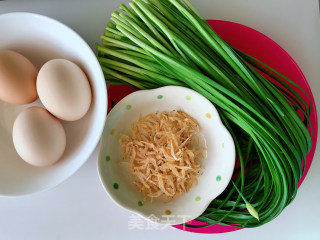 韭菜虾皮炒鸡蛋的做法步骤：1