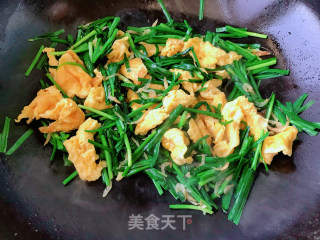 韭菜虾皮炒鸡蛋的做法步骤：9