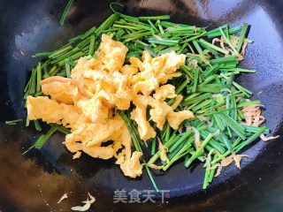 韭菜虾皮炒鸡蛋的做法步骤：8