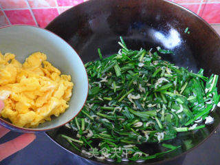 韭菜虾皮炒鸡蛋的做法步骤：6
