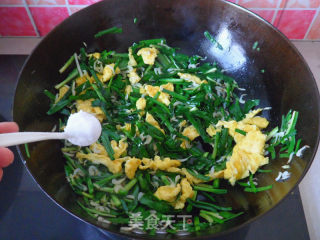 韭菜虾皮炒鸡蛋的做法步骤：7