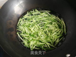 黄瓜丝虾皮鸡蛋汤的做法步骤：2