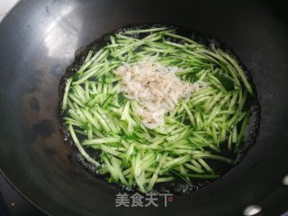 黄瓜丝虾皮鸡蛋汤的做法步骤：3