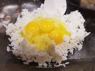 胡萝卜鸡蛋米饭饼的做法步骤：2