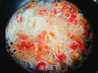 西红柿紫菜虾皮汤面的做法步骤：6