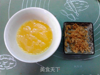 海参虾皮蛋炒红米饭的做法步骤：2