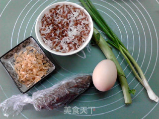 海参虾皮蛋炒红米饭的做法步骤：1