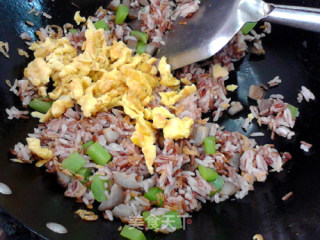 海参虾皮蛋炒红米饭的做法步骤：10