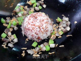 海参虾皮蛋炒红米饭的做法步骤：9
