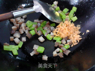 海参虾皮蛋炒红米饭的做法步骤：8