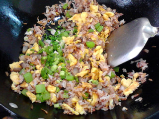 海参虾皮蛋炒红米饭的做法步骤：12