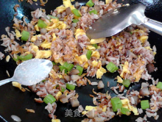 海参虾皮蛋炒红米饭的做法步骤：11