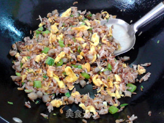 海参虾皮蛋炒红米饭的做法步骤：13