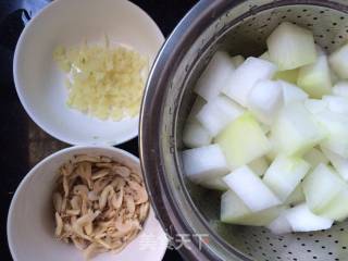 冬瓜虾皮汤的做法步骤：2