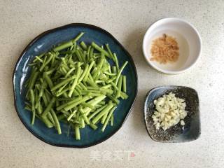 蒜香虾米空心菜的做法步骤：1