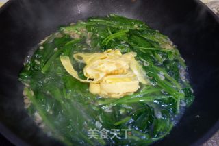菠菜虾皮蛋皮汤的做法步骤：11