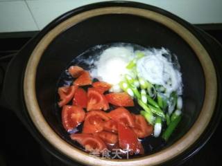 荷包蛋西红柿虾皮汤的做法步骤：4