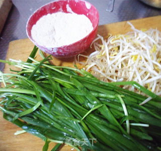 妈妈的味道——韭菜绿豆芽盒子的做法步骤：1