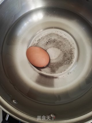 红肠鸡蛋面的做法步骤：2