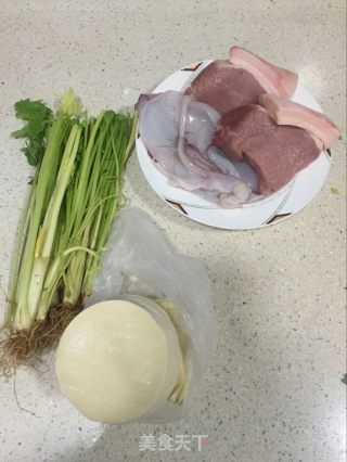 【温州】鱿鱼鲜肉汤饺的做法步骤：1