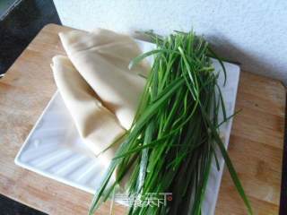 豆腐丝炒韭菜的做法步骤：1