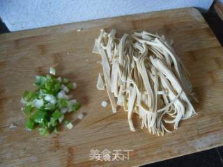 豆腐丝炒韭菜的做法步骤：2