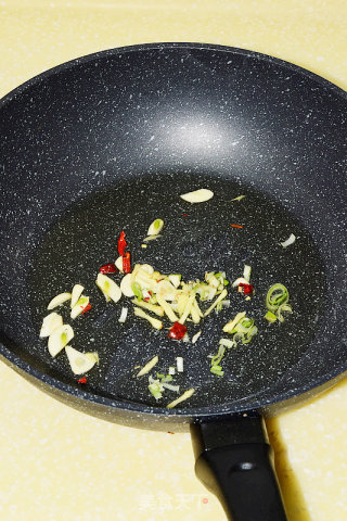 【萝卜丝炒虾皮】--朴素小清新的营养菜的做法步骤：3
