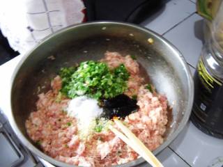 芹菜猪肉饺子的做法步骤：3