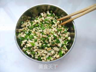 轻松自制营养又美味的早餐——韭菜豆干蒸饺的做法步骤：4