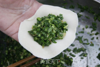 私房窍门做出酥脆软糯的春季传统美食——虾皮韭菜盒子的做法步骤：14