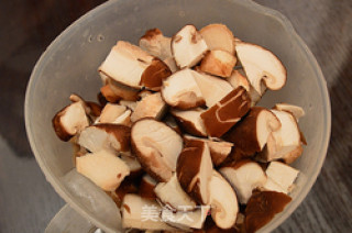 西餐中吃-菌菇蝴蝶面的做法步骤：1
