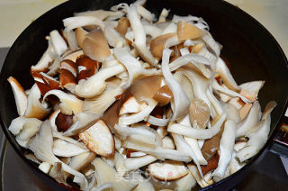 西餐中吃-菌菇蝴蝶面的做法步骤：2