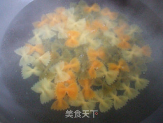 西餐中吃-菌菇蝴蝶面的做法步骤：6