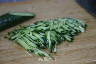 黄瓜虾仁饺子的做法步骤：2