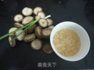 香菇酿虾皮的做法步骤：1
