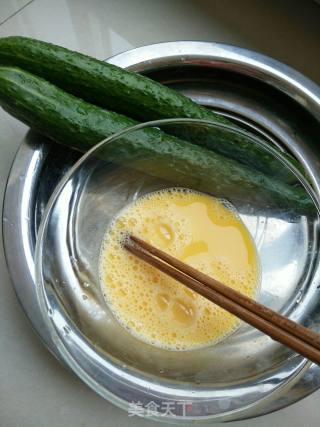 黄瓜鸡蛋虾仁水饺的做法步骤：1