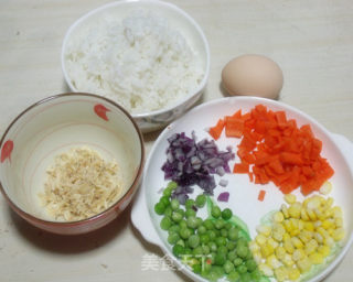五彩咖喱蛋包饭的做法步骤：1