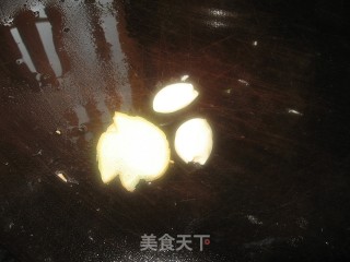 西葫芦虾皮炒蘑菇的做法步骤：3