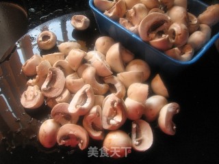 西葫芦虾皮炒蘑菇的做法步骤：2