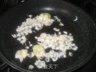 西葫芦虾皮炒蘑菇的做法步骤：6