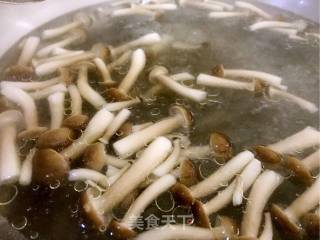蟹味菇虾仁汤的做法步骤：2