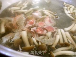 蟹味菇虾仁汤的做法步骤：3