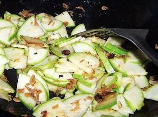 虾皮豆豉西葫芦的做法步骤：5