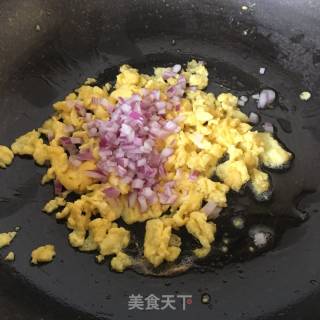 洋葱虾仁炒饭的做法步骤：8