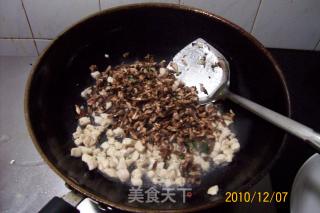 早餐精典制作《芹菜虾皮.蘑菇鸡丁菜炒饭》的做法步骤：18