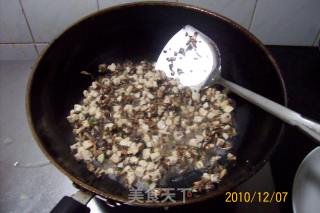 早餐精典制作《芹菜虾皮.蘑菇鸡丁菜炒饭》的做法步骤：19