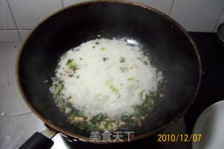 早餐精典制作《芹菜虾皮.蘑菇鸡丁菜炒饭》的做法步骤：21