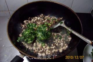 早餐精典制作《芹菜虾皮.蘑菇鸡丁菜炒饭》的做法步骤：20