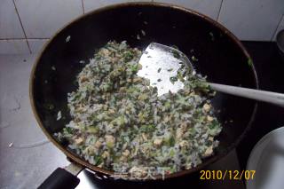 早餐精典制作《芹菜虾皮.蘑菇鸡丁菜炒饭》的做法步骤：23