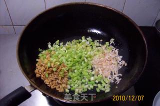 早餐精典制作《芹菜虾皮.蘑菇鸡丁菜炒饭》的做法步骤：35